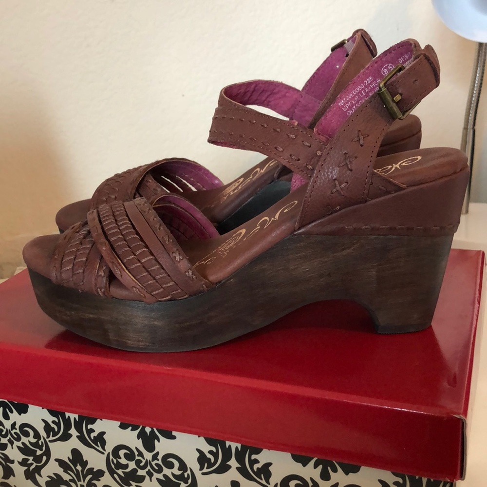 NAUGHTY MONKEY WEGED SANDALS SIZE 8.5 NEVER WORN